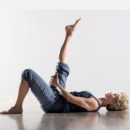 posture de Pilates au sol avec une jambe levée