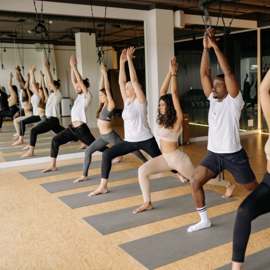 cours collectif de yoga en posture de guerrier 1