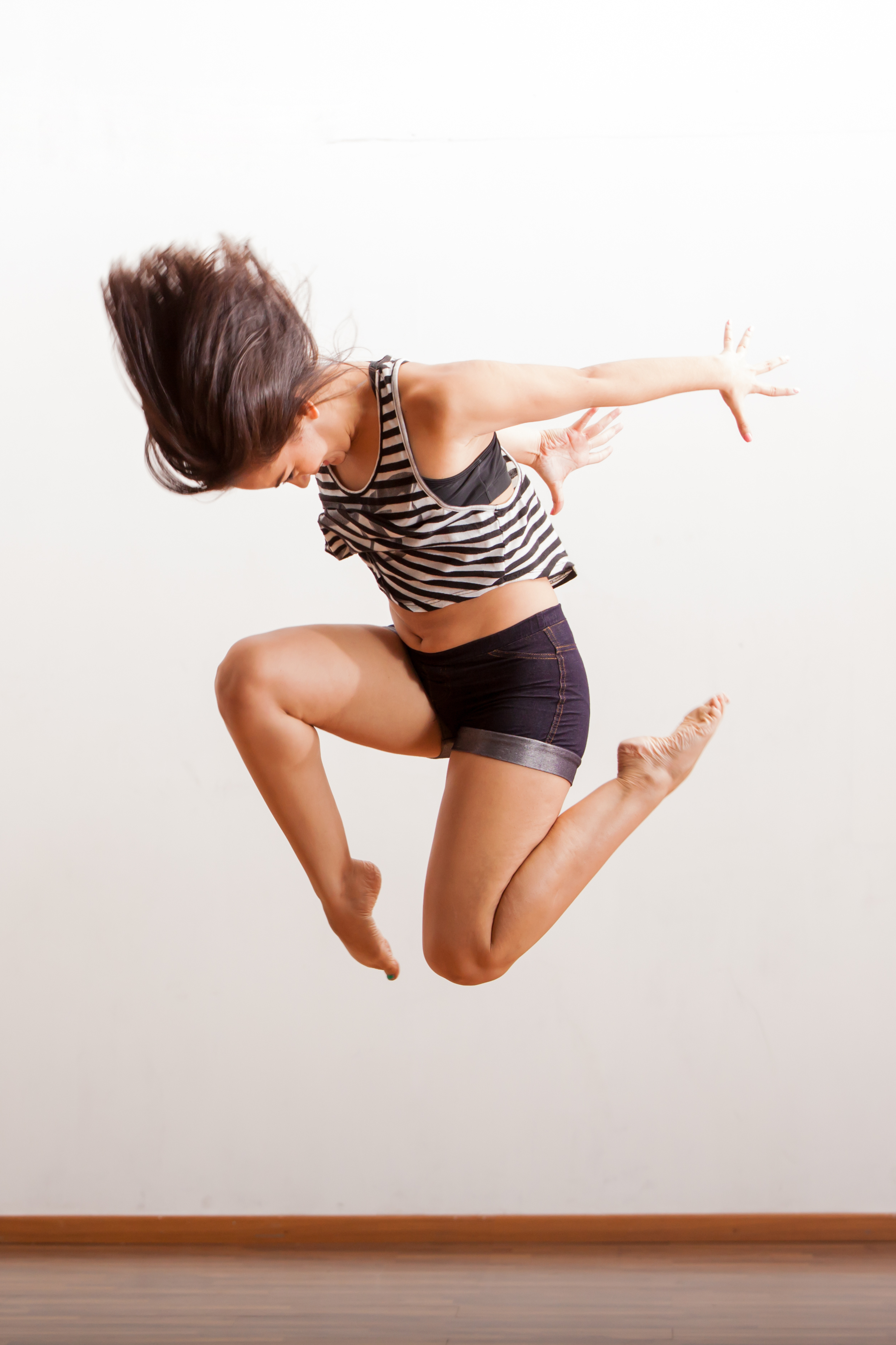 danseuse effectuant un saut quatrième avec les bras en arrière